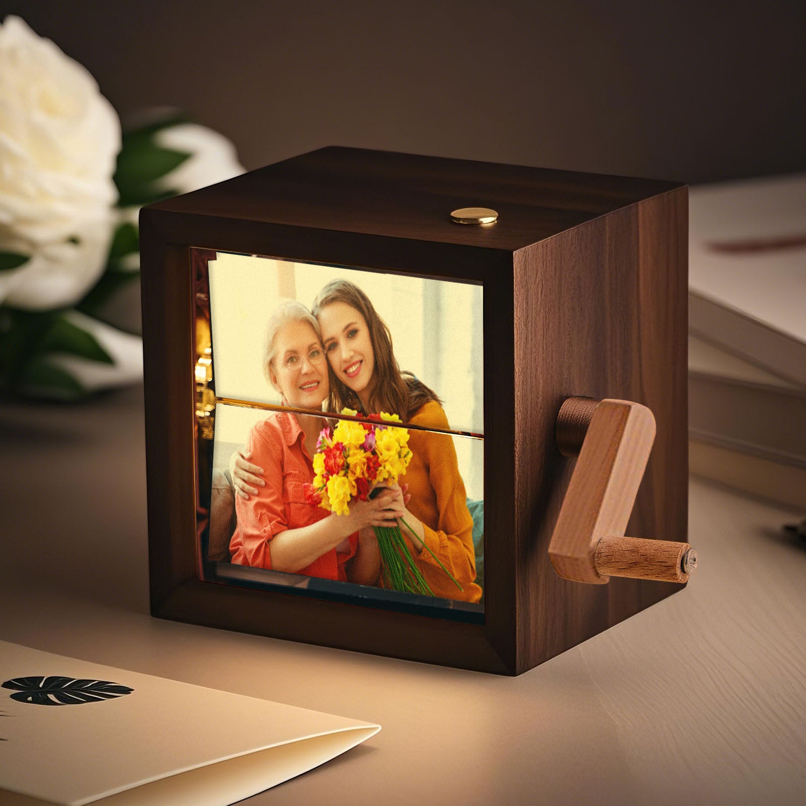 Kişiye Özel 16 Fotoğraflı Müzikli Flipbook – El Çevirmeli Işıklı Albüm Çerçevesi
