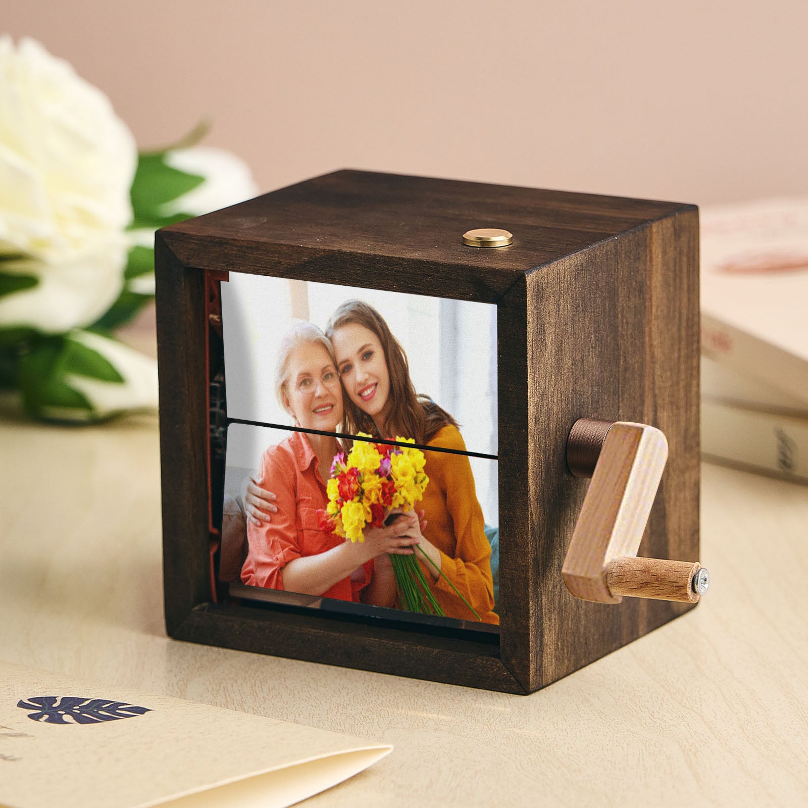 Kişiye Özel 16 Fotoğraflı Müzikli Flipbook – El Çevirmeli Işıklı Albüm Çerçevesi